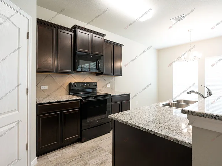 7429 Hudson Grove Dr — Photo 4