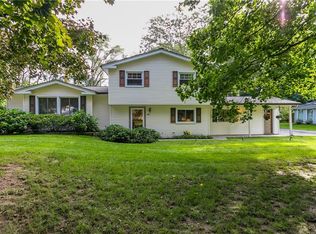 76 Parkwood Ln, Penfield, NY 14526