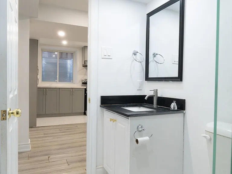 72 Sandford Cres #BASEMENT — Photo 8
