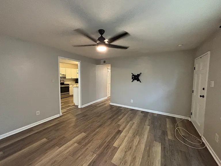 1711 Sarasota Ct — Photo 7