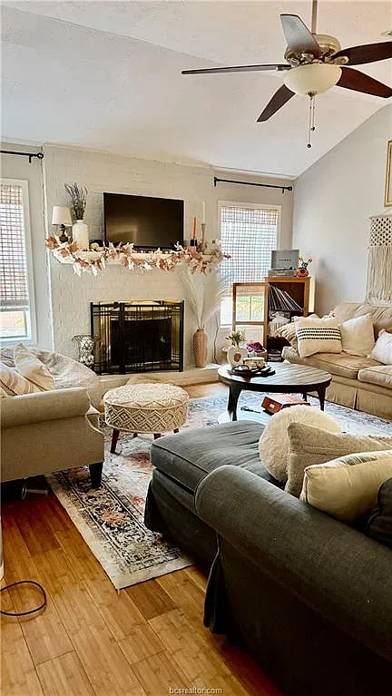 4 bed, 2.0 bath, 1619 sqft, $2,400 — Photo 3