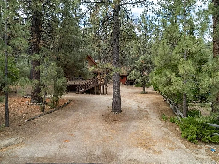 2309 Crestwood Ct — Photo 3