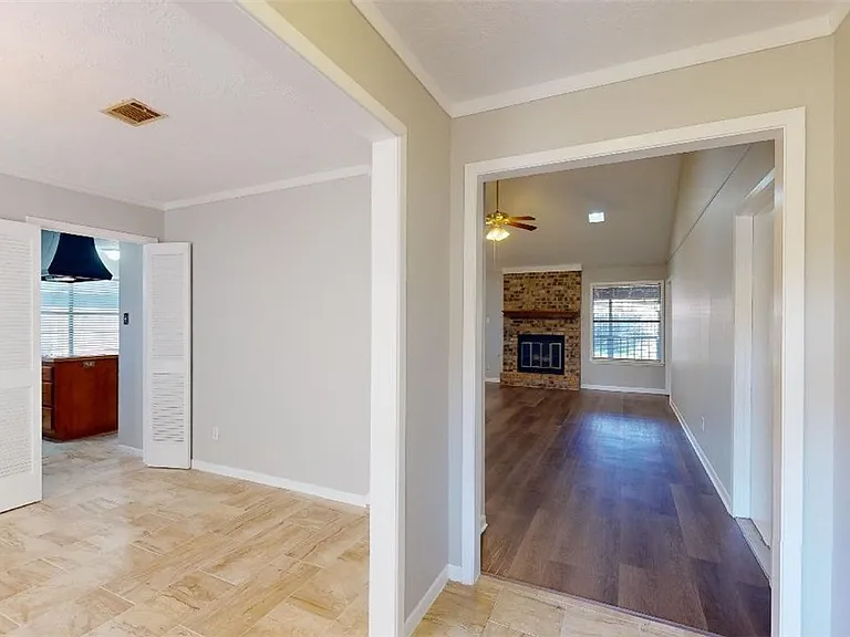 3904 Windwood Cir — Photo 3