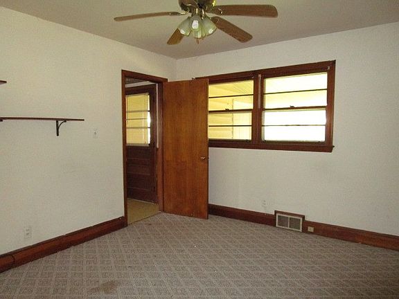 5th image of 905 Glade St