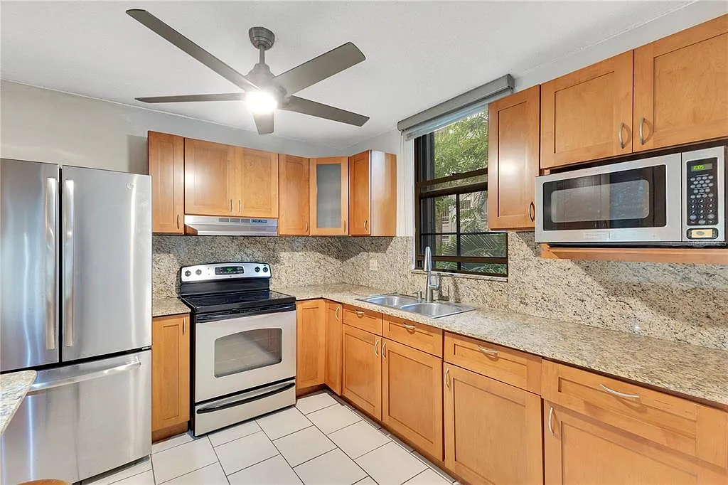 3 bed, 2.0 bath, 1140 sqft, $1,900 — Photo 3