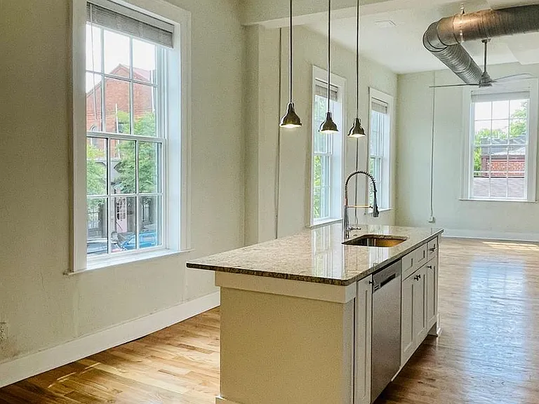 146 E Washington St — Photo 7
