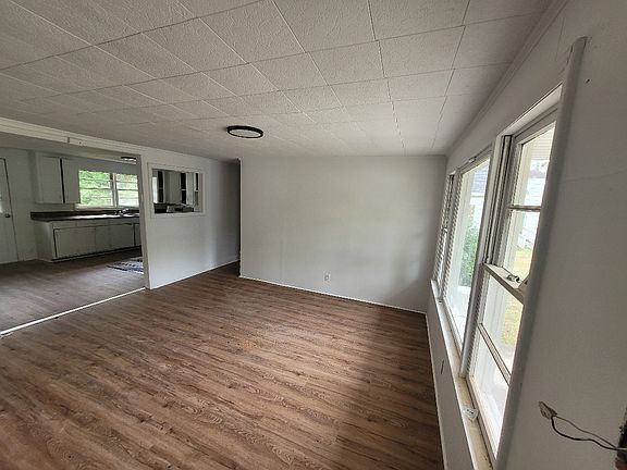 2nd image of 429 SE Railroad St