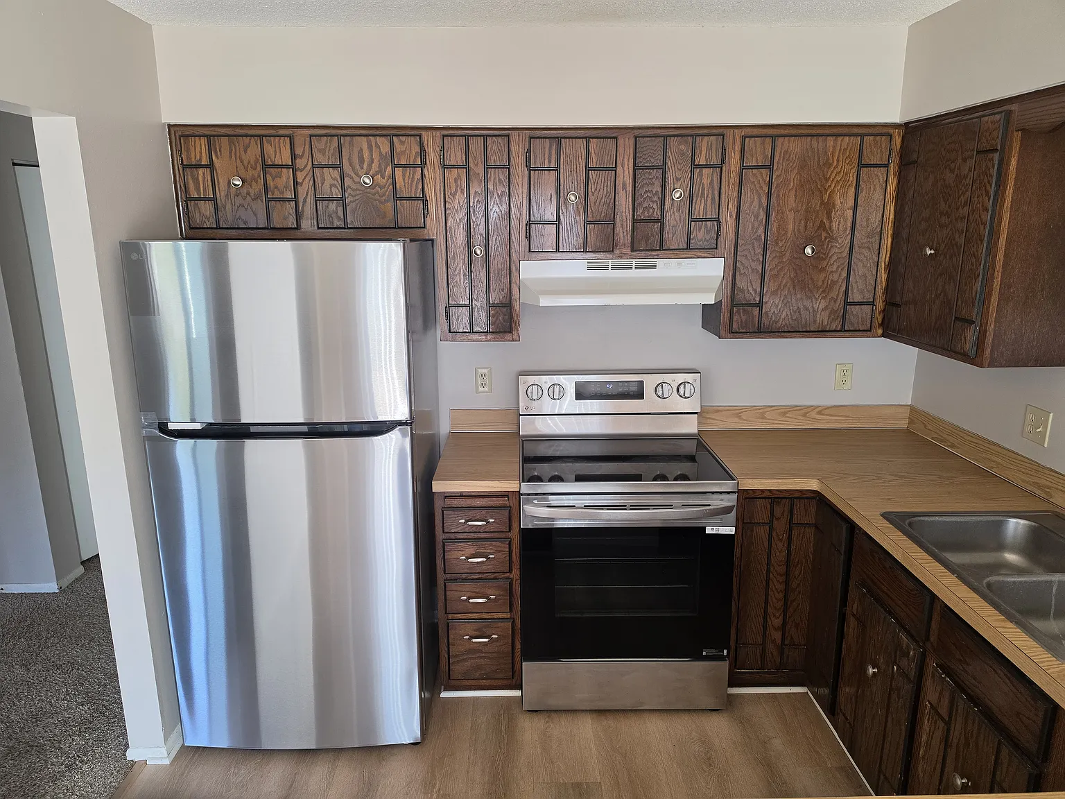 4 bed, 1950 sqft, $1,945 — Photo 2