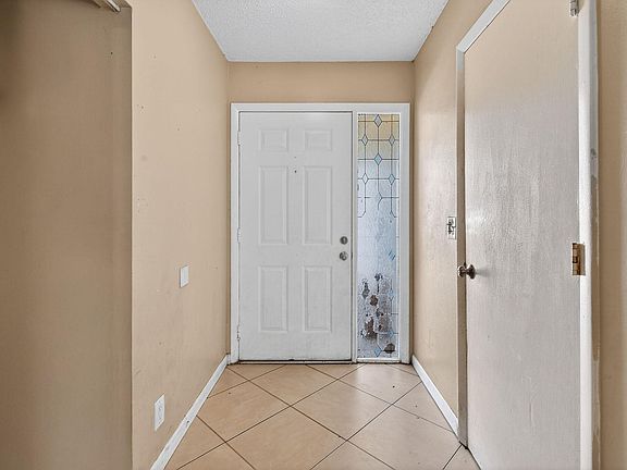 3rd image of 184 Greentree Circle