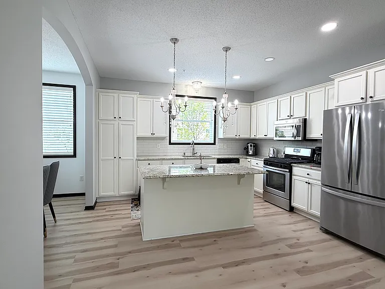 8117 Kirkwood Ln N — Photo 3