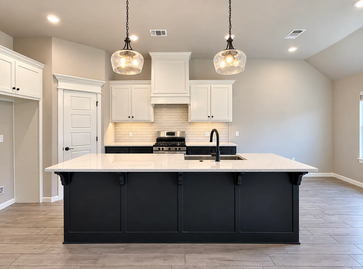 Luxury 3 Bedroom 2 Bathroom Home in Piedmont Schools with Neighborhood Pool (Storm Shelter Included) — Photo 4