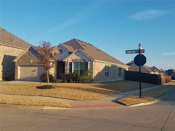 2nd image of 825 Llano Falls Dr