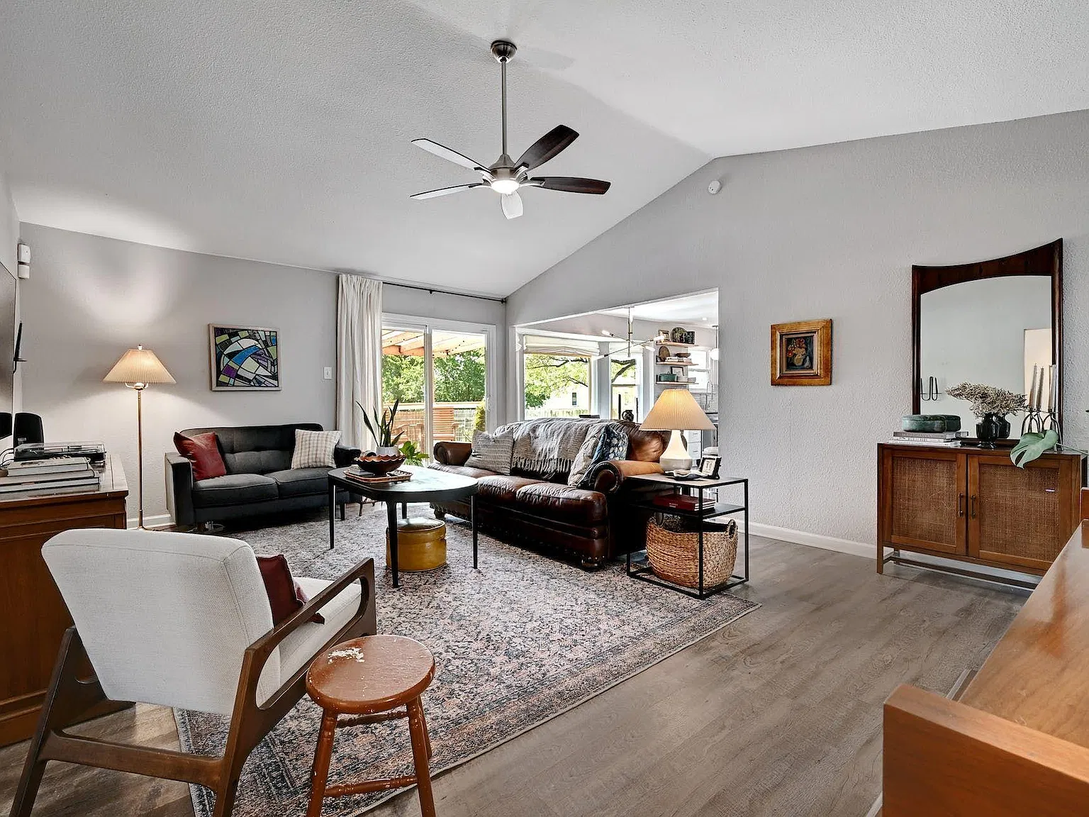 3 bed, 1500 sqft, $2,500 — Photo 3