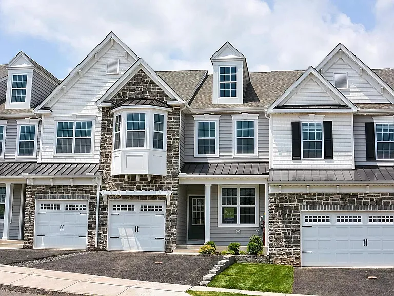 133 Woodwinds Dr — Photo 1