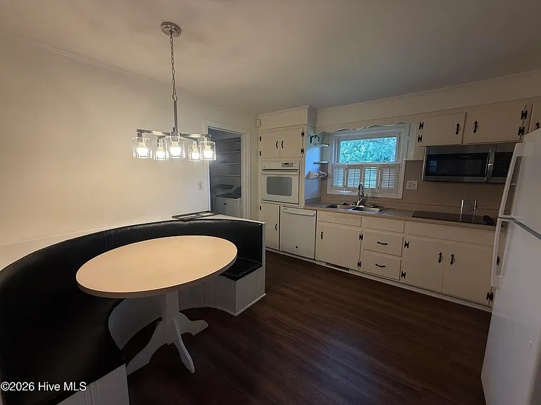 301 Graham St — Photo 4