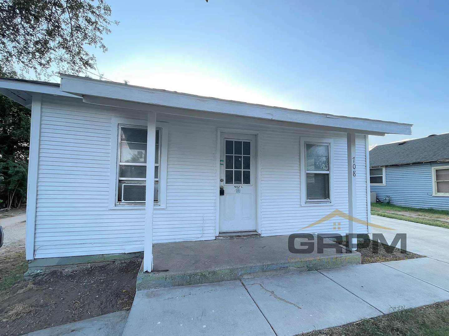 Compact Two Bedroom house — Photo 1