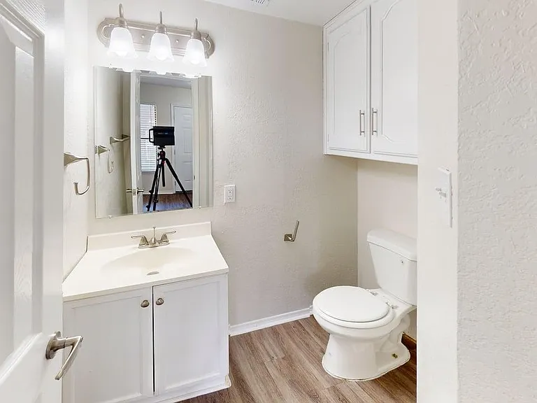 Davis Square Apartments — Photo 15