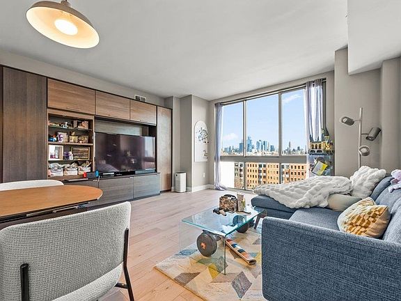 4th image of 800 Jackson St APT 707