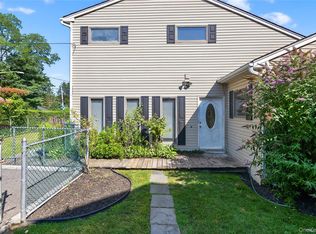 8 Lovers Ln, Huntington, NY 11743