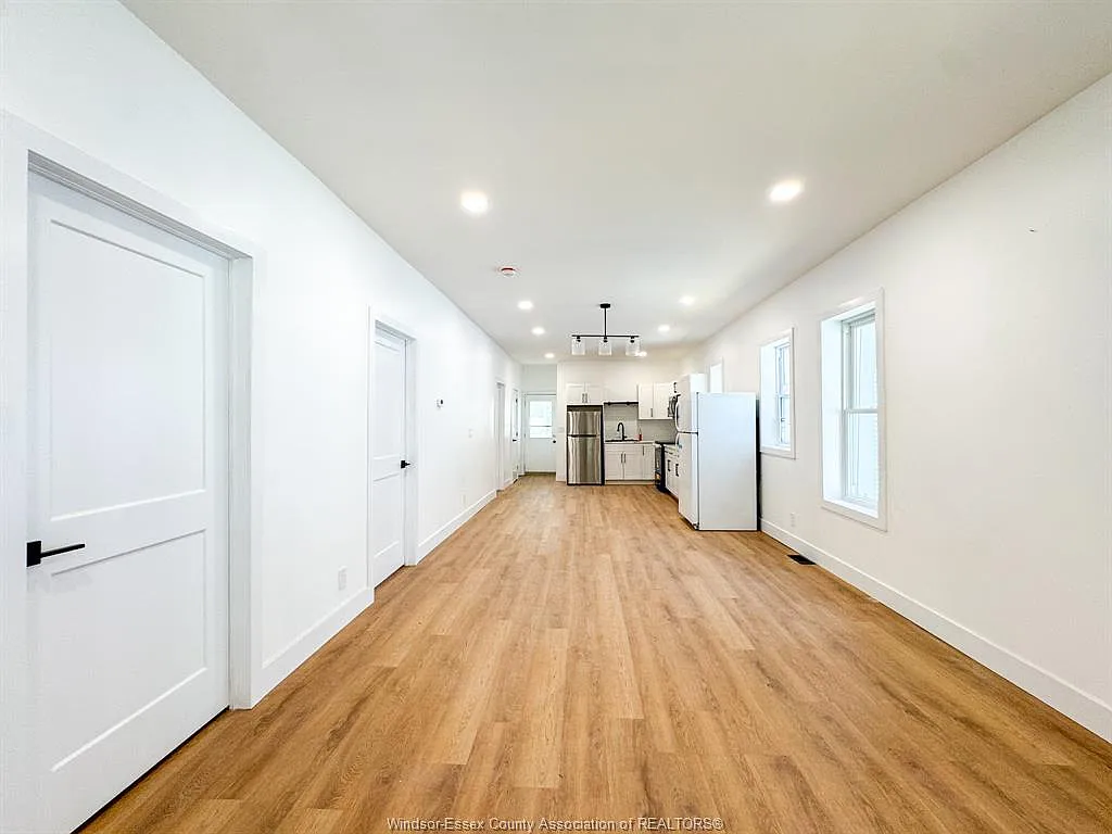 3 bed, $1,800 — Photo 3