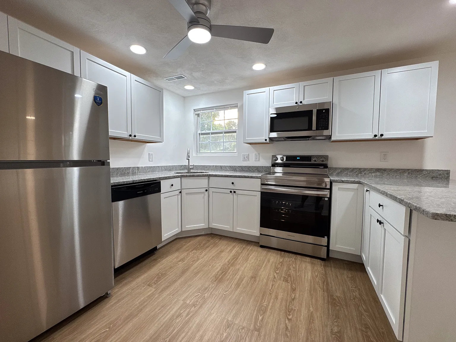 3 bed, 1200 sqft, $2,895 — Photo 3