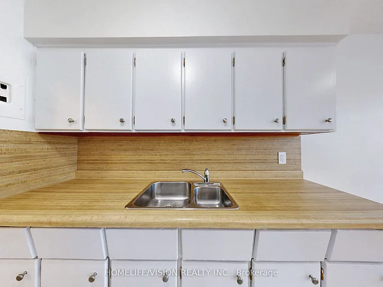 9901 Yonge St #4 — Photo 19