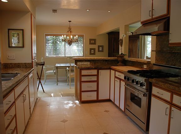 Large Gourmet Family Kitchen to Dining Room
