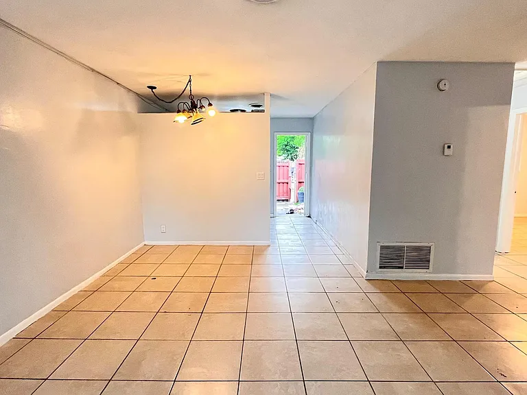 919 S G St — Photo 8