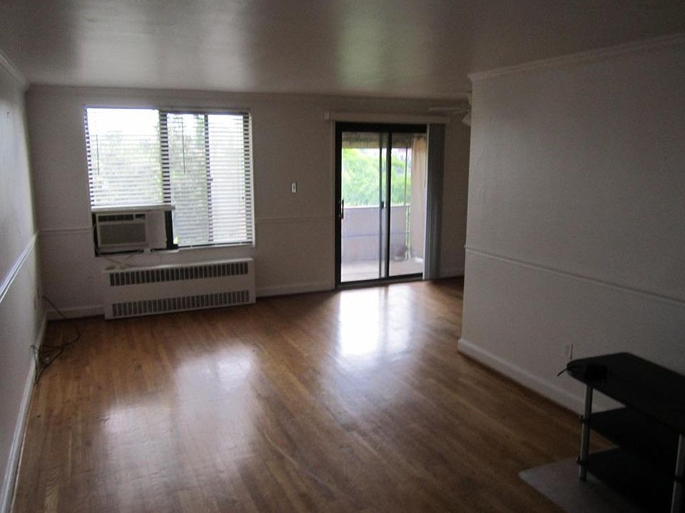 1st image of 1587 N Colonial Ter