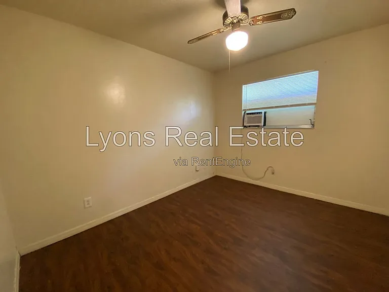 7906 Suncoast Dr — Photo 9