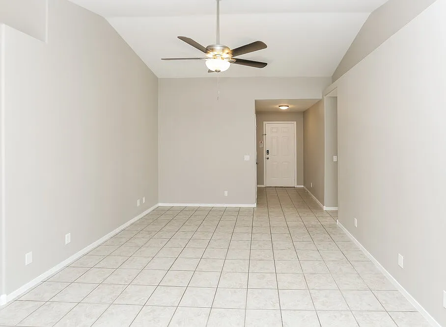 3 bed, 2.0 bath, 1381 sqft, $2,930 — Photo 4