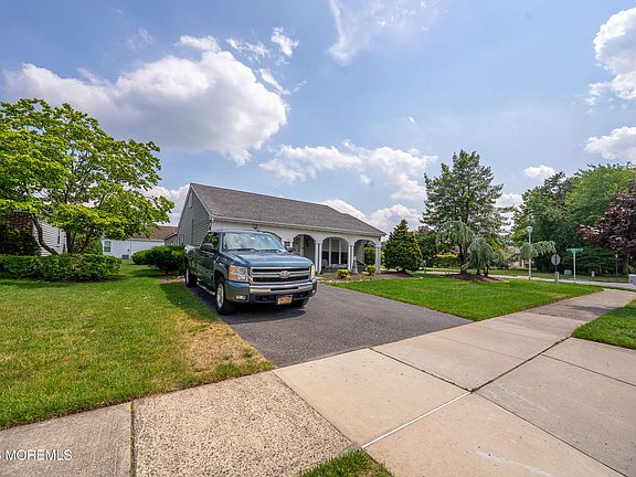 2nd image of 179 Buckingham Drive N