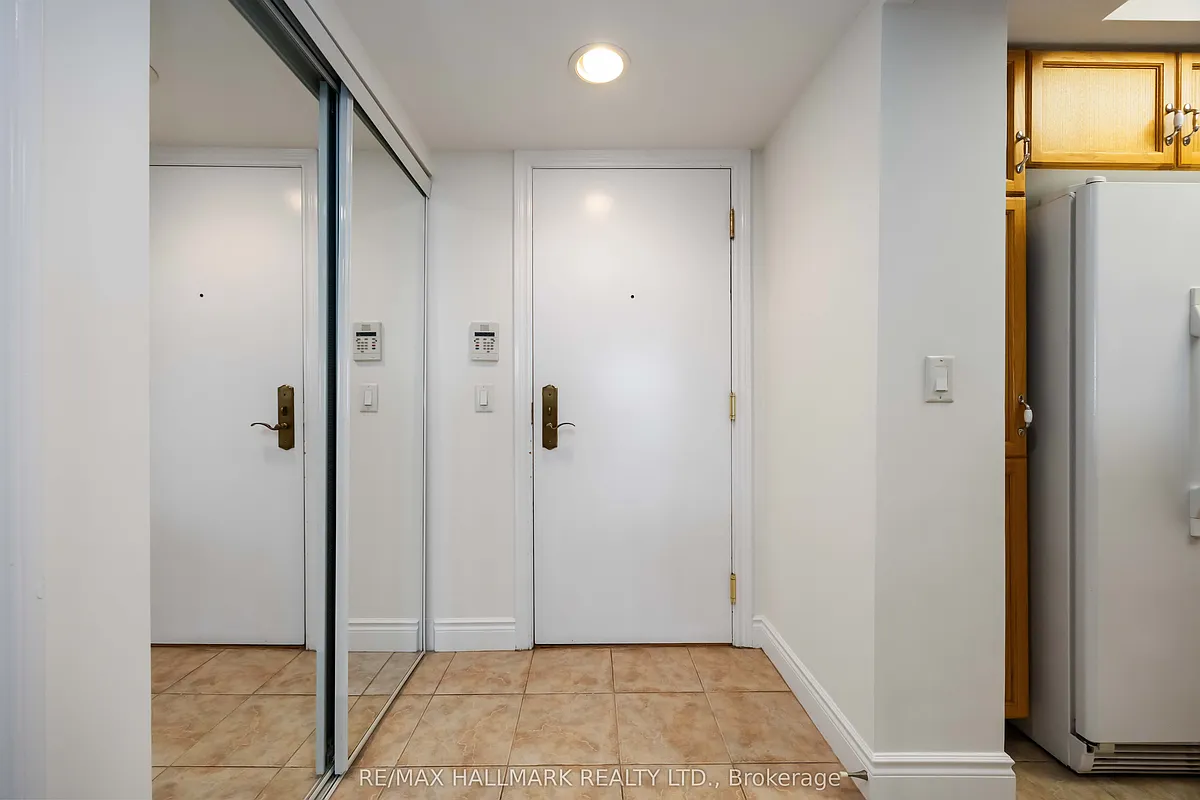 Building Photo - 880 Grandview Way #705