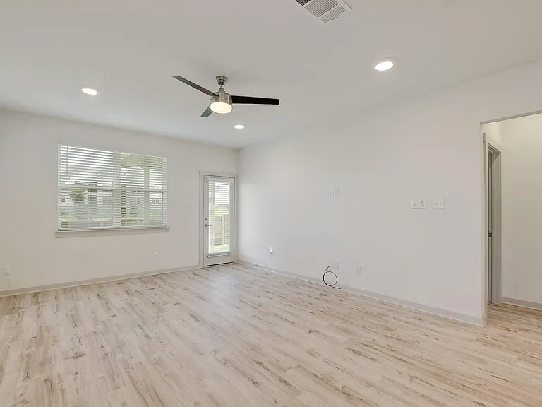 121 Fairfax Ave — Photo 6