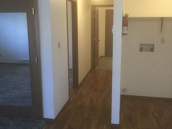 Hallway to bedrooms & bathroom 
