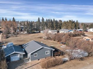 22 S Primrose Ave, Lacombe County, AB T4L1Y4