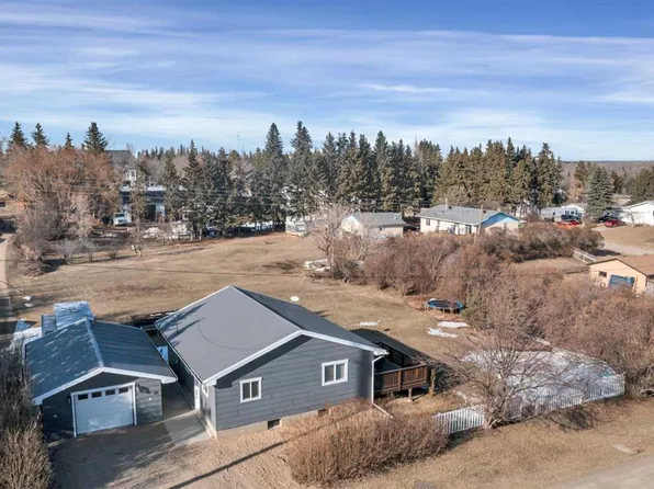 22 S Primrose Ave, Lacombe County, AB T4L 1Y4