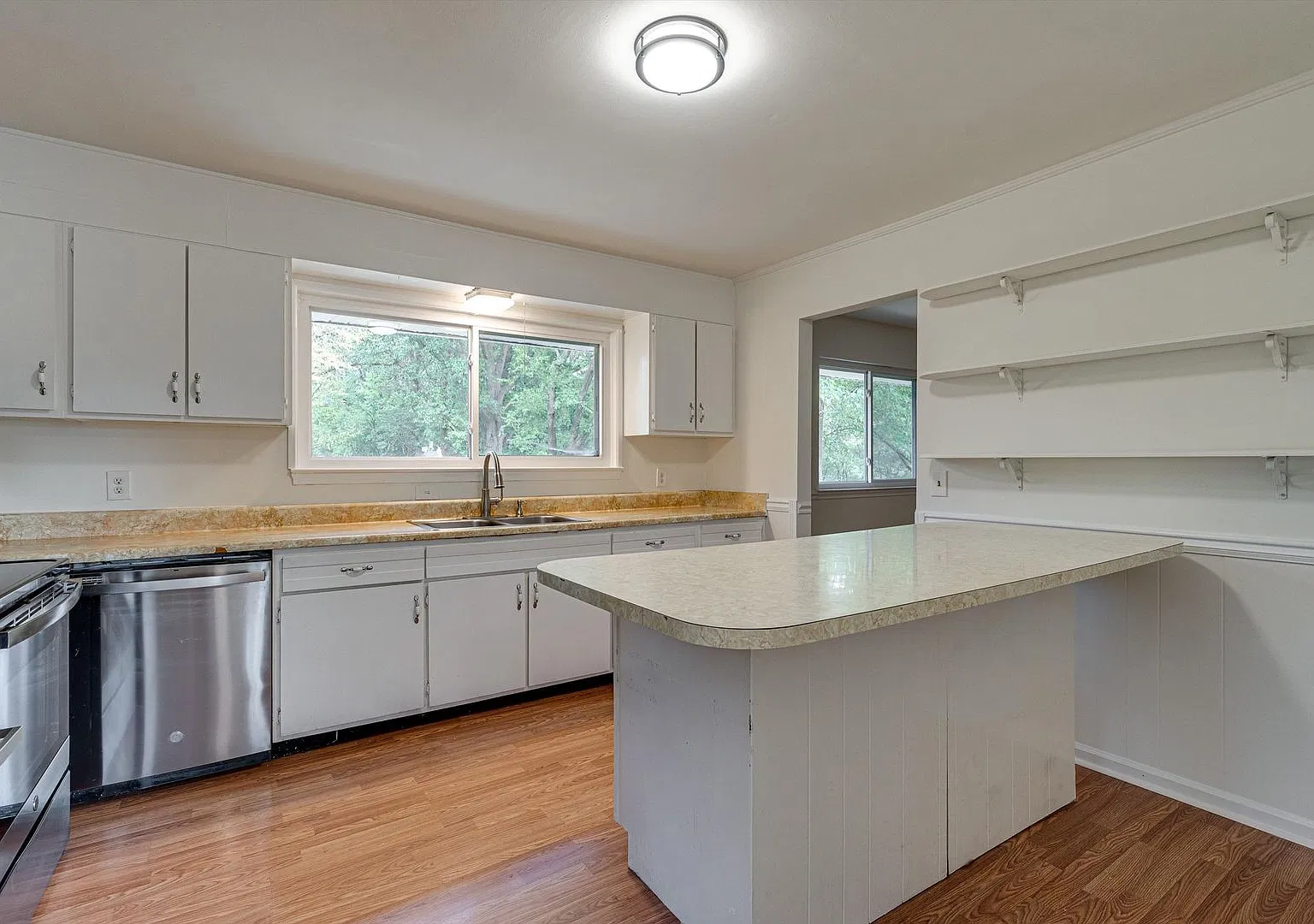 Coming Soon! Three Bedroom Two Bathroom House For Rent. Ready For Move In This November. — Photo 4