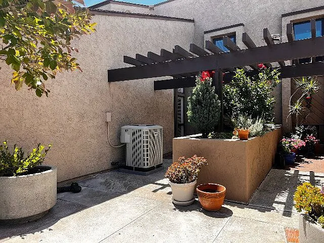 2204 Plaza De Las Flores — Photo 10