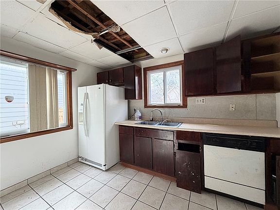 2nd image of 301 Avery St