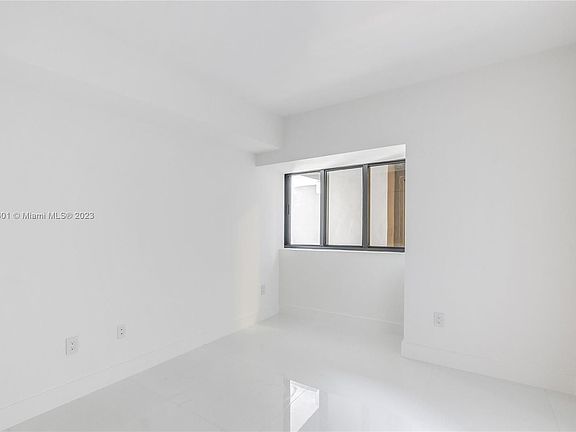 5th image of 650 NE 32nd St Unit 706