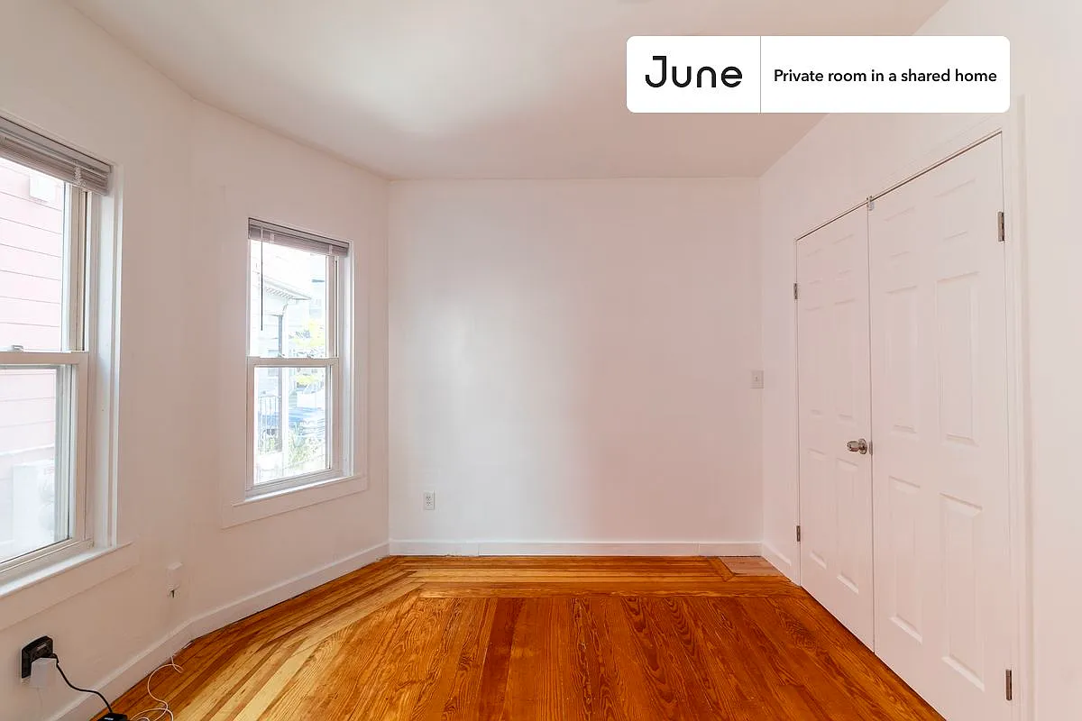 Queen bedroom in 4 bed/1 bath home in JFK/UMass #1751 D — Photo 3