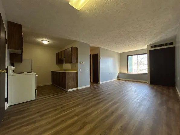 130 S 5 (Hebron,NE), 130 S 5th St #201, Chester, NE 68327