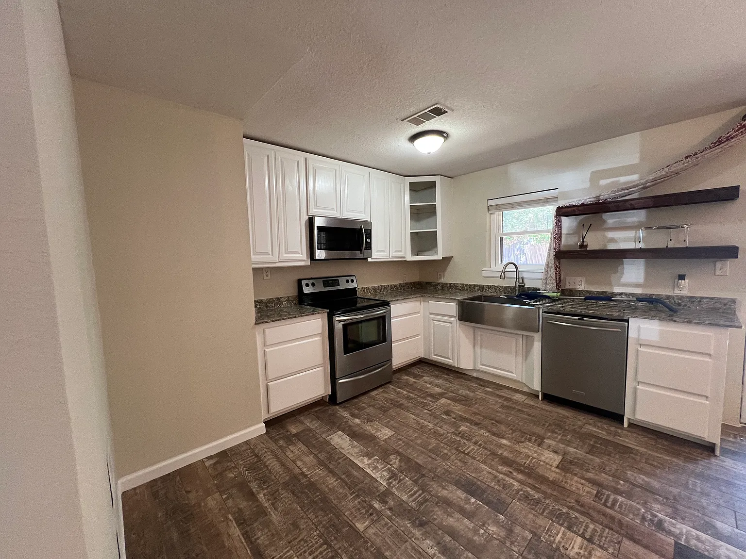 3 bed, 1323 sqft, $1,550 — Photo 3