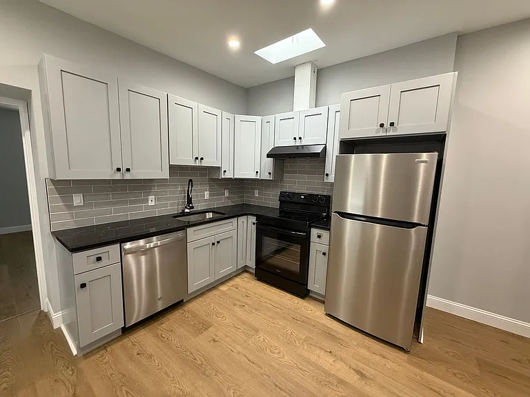 4722 Wellington St — Photo 1