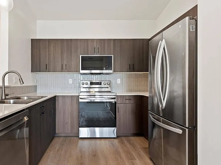 Hawk's Landing Apartments — Photo 16