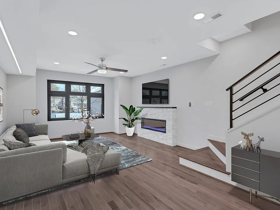 909 I St NE #2