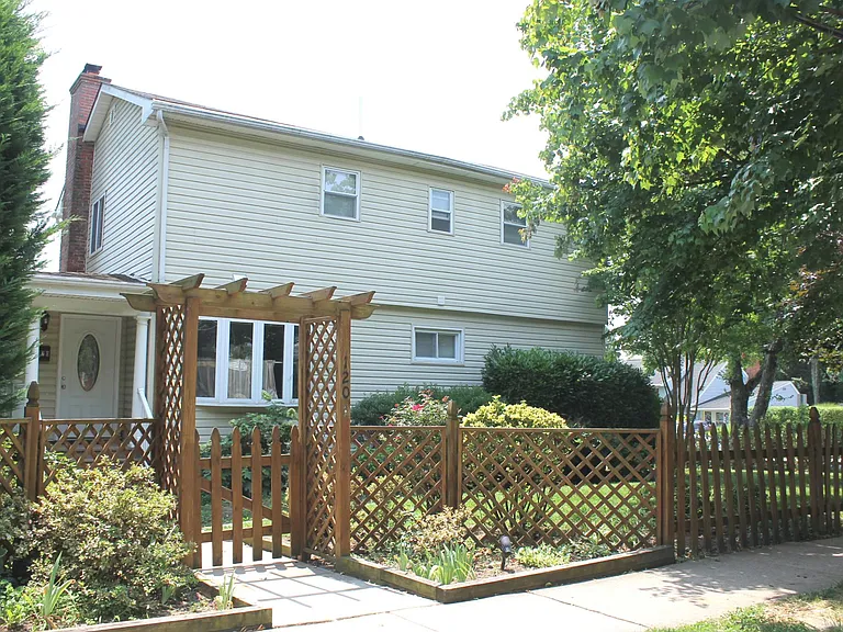 120 Mount Vernon Pl — Photo 4