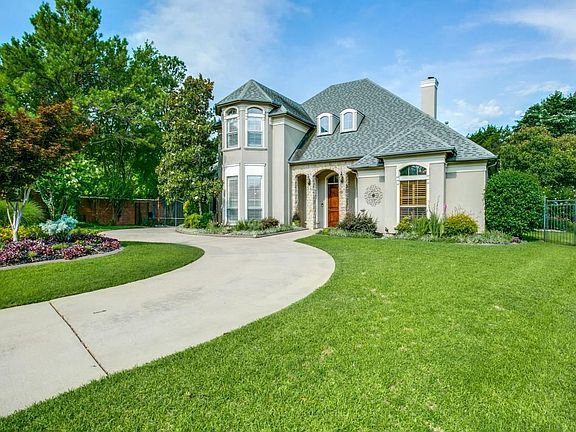 2nd image of 1014 Lake Forest Dr