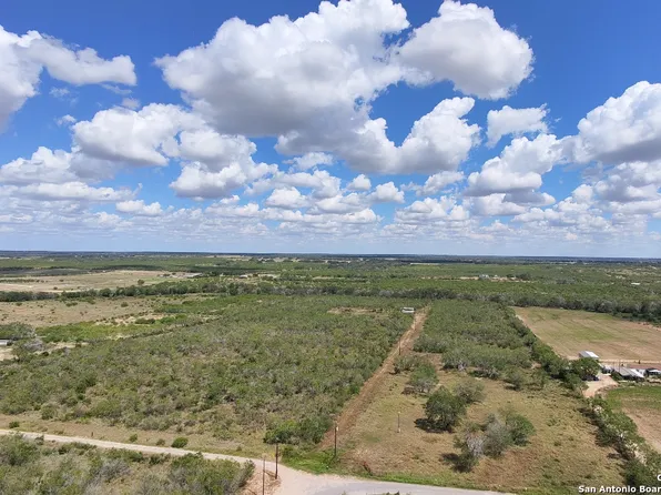 299 CR 779, Devine, TX 78016